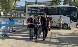 Adliye önünde birbirlerini öldüresiye dövdüler