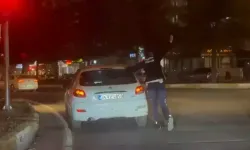 Diyarbakır’da trafik polisi arızalı otomobile yardım etti
