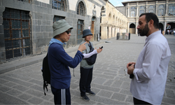 Diyarbakır'da imamlardan tarihi camilerde 4 dilde rehberlik
