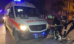 Yaralı taşıyan ambulans motosikletle çarpıştı