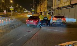 Ehliyetsiz sürücünün aracını almaya gelen arkadaşı da ehliyetsiz çıktı