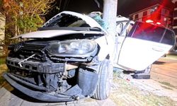 Otomobil elektrik direğine saplandı