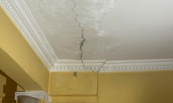 Binanın kolonları çatladı: Aileler evi tahliye etti