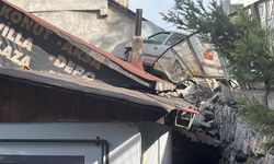 Otomobil park halindeki araca çarptı, evin çatısına uçtu