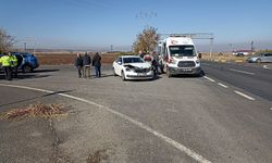 Diyarbakır'da 2 otomobil çarpıştı: Yaralılar var