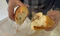 Aldığı ekmeğin içinden poşet parçası çıktı