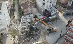 Kocaeli'de 4 kişiye mezar olan binanın enkazı kaldırılıyor