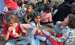 Gazzeli çocuklar enkaz okullarda eğitime başladı