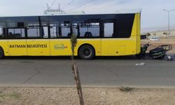 Batman’da motosiklet, halk otobüsüne çarptı