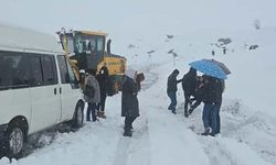 Karda mahsur kalan yolcular kurtarıldı