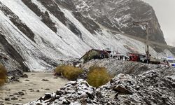 Kayadan kaçarken Zap Suyu'na düşen araçta 4 yaralı