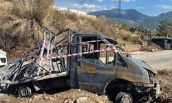 Alev alev yanan mutfak tüpü yüklü kamyonet küle döndü