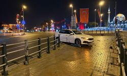 Direksiyon başında uyuyan sürücü bariyerlere çarptı!