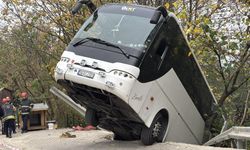 Tur otobüsü şarampole düştü, yaralanan dahi olmadı