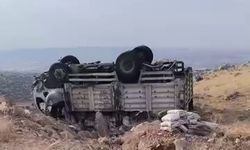 Kamyonet takla atarak ters döndü: Yaralılar var