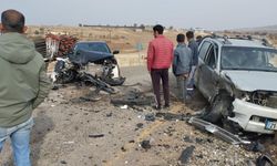 Diyarbakır'da iki otomobil kafa kafaya çarpıştı