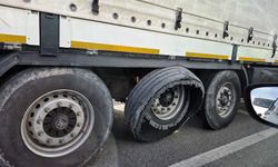 Lastiği parçalanan tırın tehlikeli yolculuğu