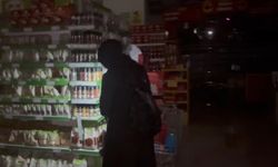 Marketlerde cep telefonu ışığıyla alışveriş yaptılar