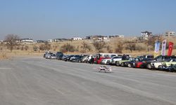 Model uçaklarla klasik otomobiller bir araya geldi