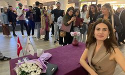 Rewşan, imza gününde hayranlarıyla buluştu