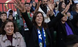 Diyarbakır Eşbaşkanı Bucak, Amedspor–Trabzonspor maçını tribünde izledi