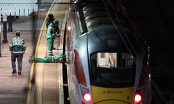 Trende 9 kişi bıçakla yaralandı