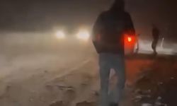 Yüksekova-Şemdinli kara yolunda araçlar tipi ve fırtınada mahsur kaldı