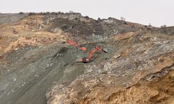 Göçük altında kalan şantiye müdürünü kurtarma çalışmaları sürüyor