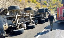 Virajı alamayan kamyon yan yattı