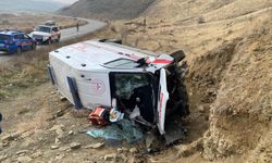 Muş'ta ambulans devrildi: Yaralılar var