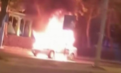 Diyarbakır'da seyir halindeki otomobil alev aldı: Sürücü son anda kurtuldu