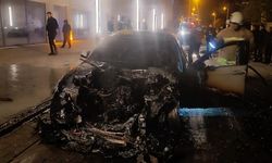 Mardin'de lüks otomobil alev aldı