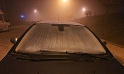 Elazığ'da araçların camları buz tuttu