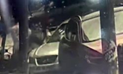 Park halindeki otomobilin dikiz aynasını tekmeleyip, kırdı
