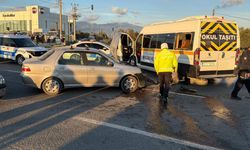 Öğrenci servisi ile otomobil çarpıştı: 7 yaralı