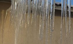 Hakkari’de buz sarkıtları 3 metreyi aştı