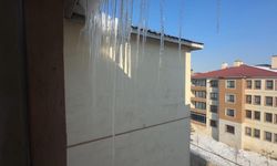 Buz sarkıtları Hakkari’de 2 metreyi geçti