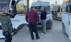 PTT kargo aracı ile dolmuş şoförünün trafik tartışması darp ile bitti