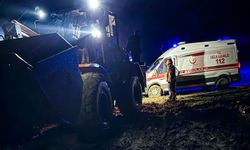 Hastaya giden ambulans çamura saplandı