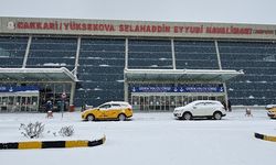 Hakkari’de yoğun kar yağışı uçak seferlerini durdurdu