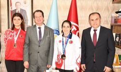 Diyarbakır’ın altın kızları! Rektör Eronat başarılı sporcularla bir araya geldi