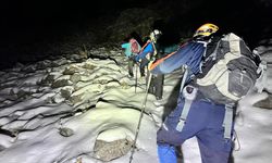 Karla kaplı dağda mahsur kalan 3 arkadaş kurtarıldı