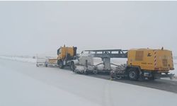 Diyarbakır Havalimanında karla mücadele seferberliği