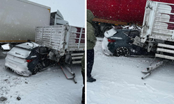 Siverek-Diyarbakır yolunda otomobil tırın altına girdi: Yaralılar var