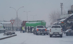 Diyarbakır'da 5 araç bir birine girdi