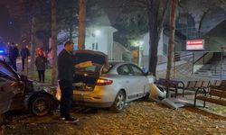 Kaza yapan otomobiller cami bahçesine daldı