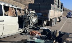 Malatya’da feci kaza: Minibüs tıra çarptı, 3 ölü