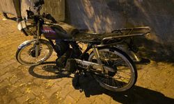 Apartmanın girişine park edilen motosiklet alev aldı