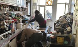 Bir ev ve bahçesinden 10 kamyon çöp çıktı