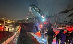 Kontrolden çıkan otomobil su kanalına düştü